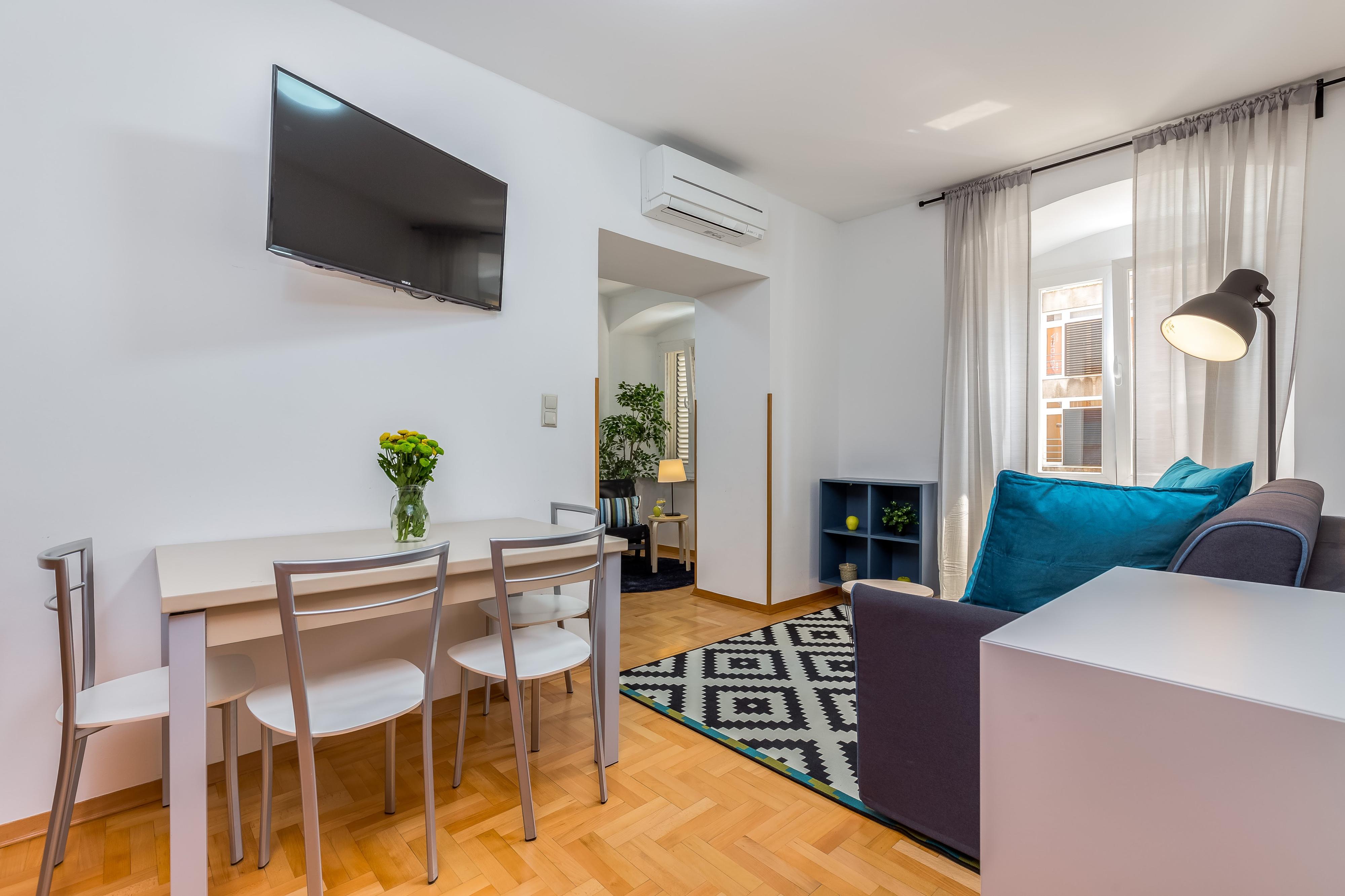 Lorem ipsum, dolor sit amet consectetur adipisicing elit. Enim ipsam expedita voluptas quaerat natus labore, sapiente deserunt et accusamus amet asperiores nesciunt non exercitationem. Culpa nam facilis consequuntur laborum eum.