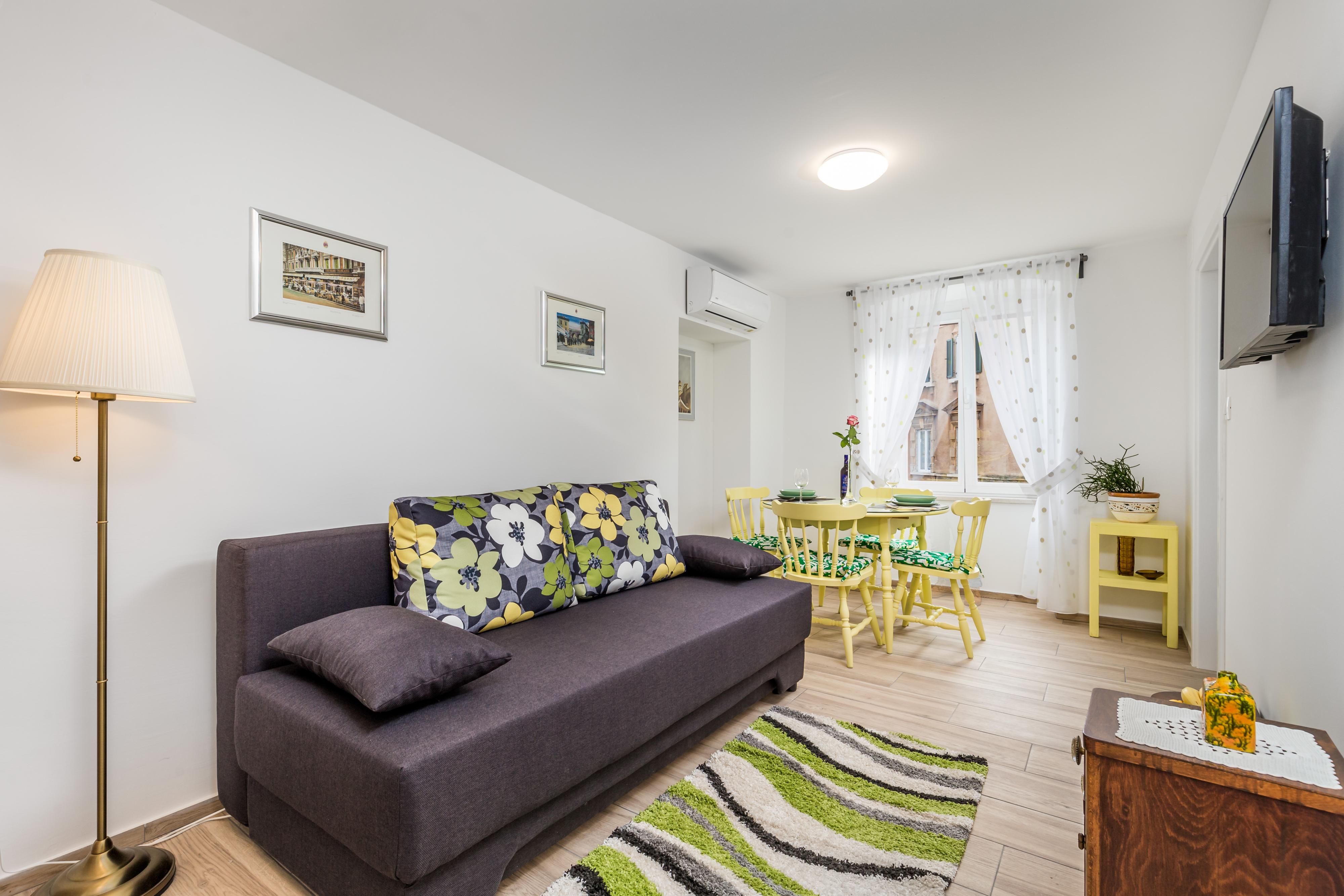 Lorem ipsum, dolor sit amet consectetur adipisicing elit. Enim ipsam expedita voluptas quaerat natus labore, sapiente deserunt et accusamus amet asperiores nesciunt non exercitationem. Culpa nam facilis consequuntur laborum eum.